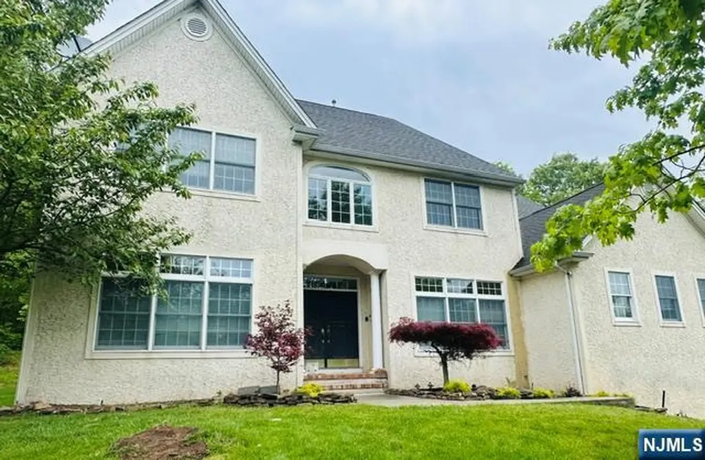 8 Pring Court West Orange NJ 07052