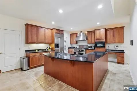 8 Pring Court West Orange NJ 07052