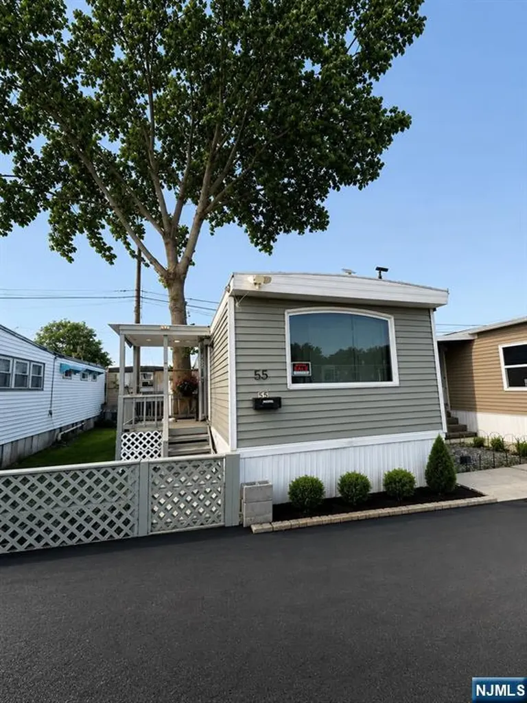 55 Helen Moonachie NJ 07074