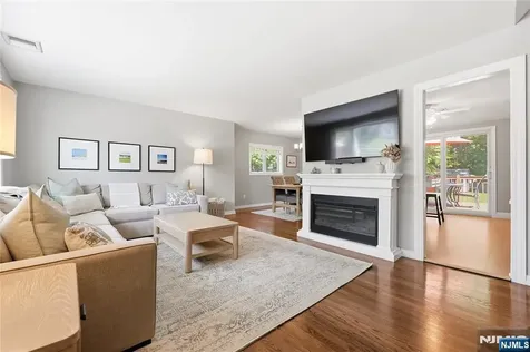 77 White Pond Road Waldwick NJ 07463