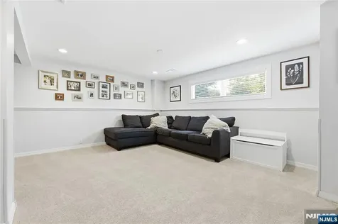77 White Pond Road Waldwick NJ 07463