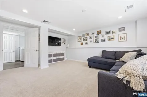 77 White Pond Road Waldwick NJ 07463