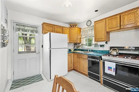 5 Oakwood Terrace Bloomingdale NJ 07403