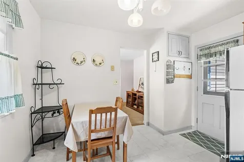 5 Oakwood Terrace Bloomingdale NJ 07403