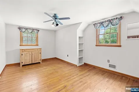 5 Oakwood Terrace Bloomingdale NJ 07403