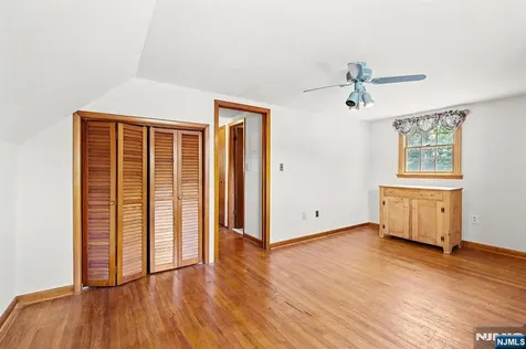 5 Oakwood Terrace Bloomingdale NJ 07403