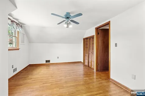 5 Oakwood Terrace Bloomingdale NJ 07403