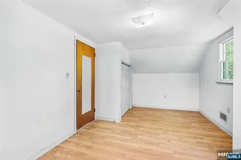 5 Oakwood Terrace Bloomingdale NJ 07403