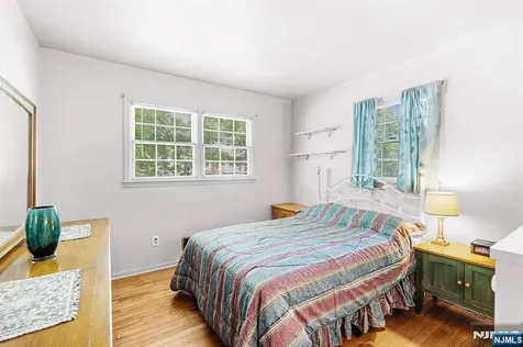 5 Oakwood Terrace Bloomingdale NJ 07403