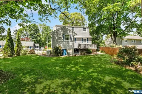 5 Oakwood Terrace Bloomingdale NJ 07403
