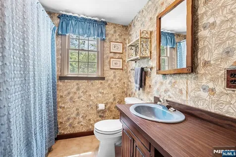 5 Oakwood Terrace Bloomingdale NJ 07403