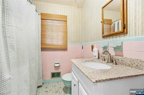 5 Oakwood Terrace Bloomingdale NJ 07403