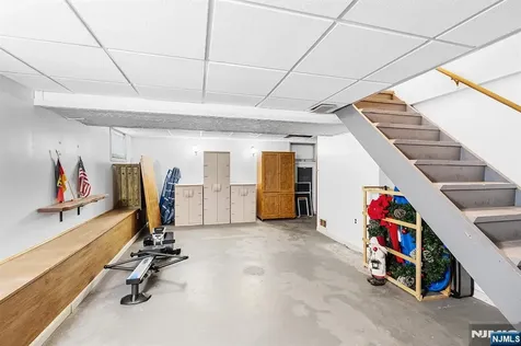 5 Oakwood Terrace Bloomingdale NJ 07403