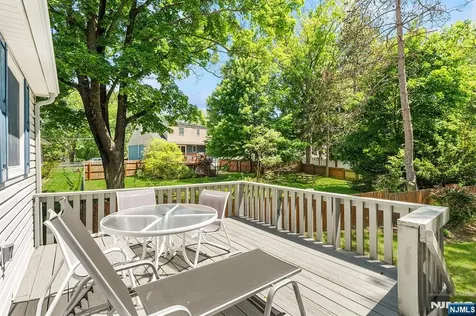 5 Oakwood Terrace Bloomingdale NJ 07403