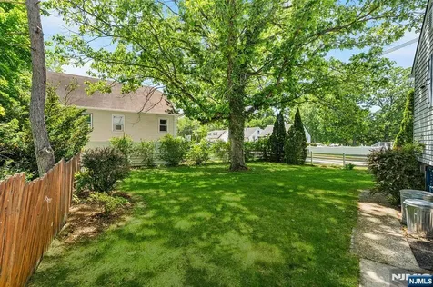 5 Oakwood Terrace Bloomingdale NJ 07403
