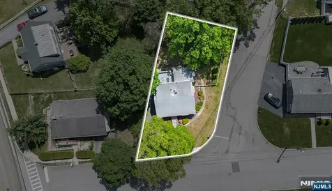 5 Oakwood Terrace Bloomingdale NJ 07403