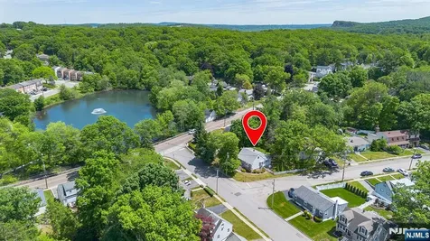 5 Oakwood Terrace Bloomingdale NJ 07403