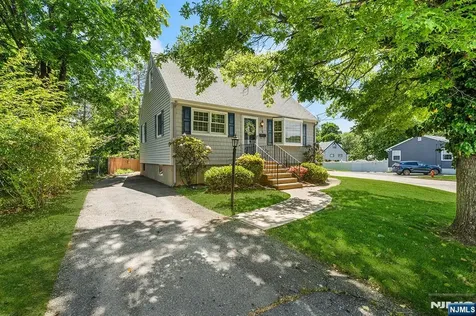 5 Oakwood Terrace Bloomingdale NJ 07403