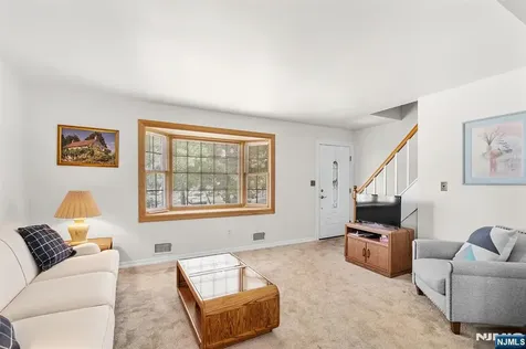 5 Oakwood Terrace Bloomingdale NJ 07403