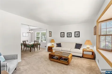 5 Oakwood Terrace Bloomingdale NJ 07403