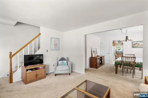 5 Oakwood Terrace Bloomingdale NJ 07403