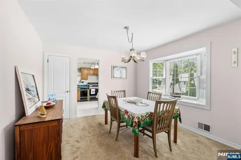 5 Oakwood Terrace Bloomingdale NJ 07403
