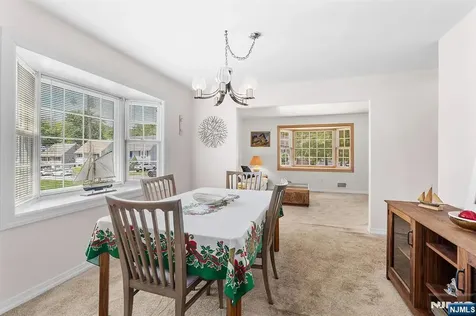 5 Oakwood Terrace Bloomingdale NJ 07403