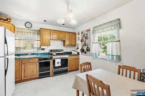 5 Oakwood Terrace Bloomingdale NJ 07403