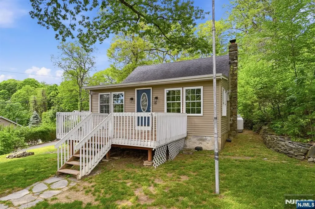 16 Morsemere Road West Milford NJ 07421