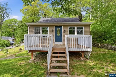16 Morsemere Road West Milford NJ 07421