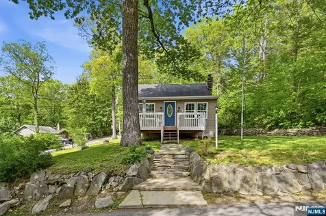 16 Morsemere Road West Milford NJ 07421