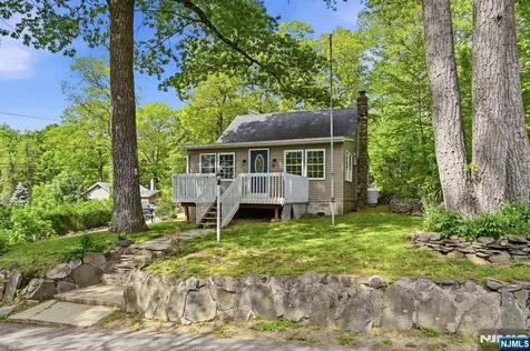 16 Morsemere Road West Milford NJ 07421