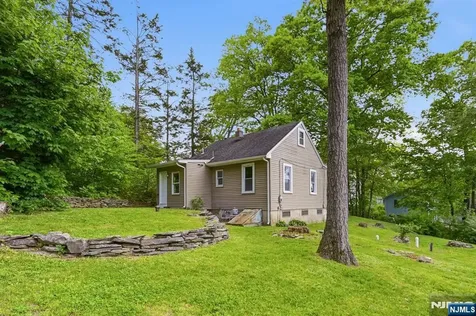 16 Morsemere Road West Milford NJ 07421