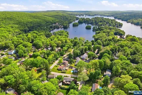 16 Morsemere Road West Milford NJ 07421