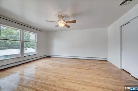 33 Fournier Crescent Elmwood Park NJ 07407