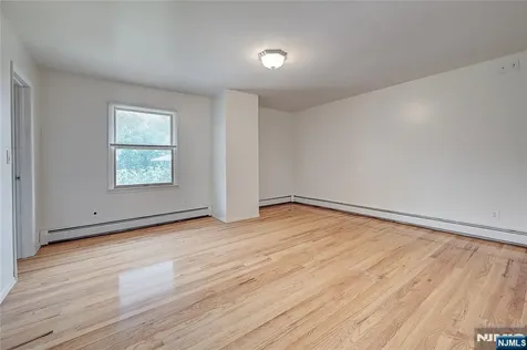 33 Fournier Crescent Elmwood Park NJ 07407