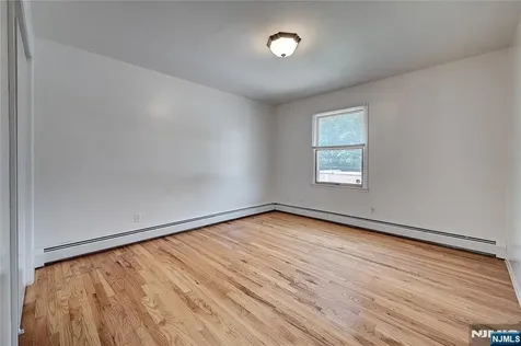 33 Fournier Crescent Elmwood Park NJ 07407
