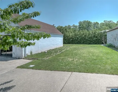 33 Fournier Crescent Elmwood Park NJ 07407