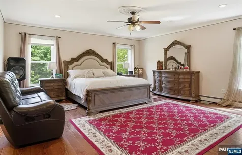 31 Knoble Place Hawthorne NJ 07506