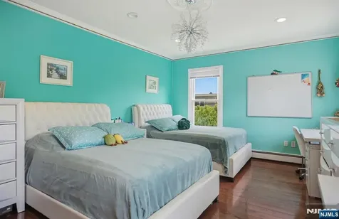 31 Knoble Place Hawthorne NJ 07506