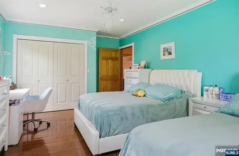 31 Knoble Place Hawthorne NJ 07506