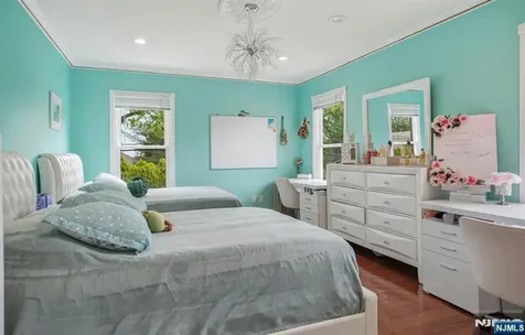 31 Knoble Place Hawthorne NJ 07506