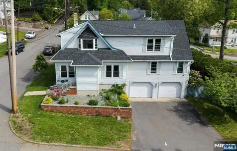 31 Knoble Place Hawthorne NJ 07506