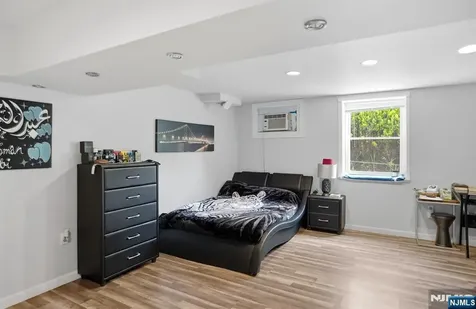 31 Knoble Place Hawthorne NJ 07506