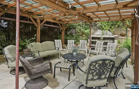 31 Knoble Place Hawthorne NJ 07506
