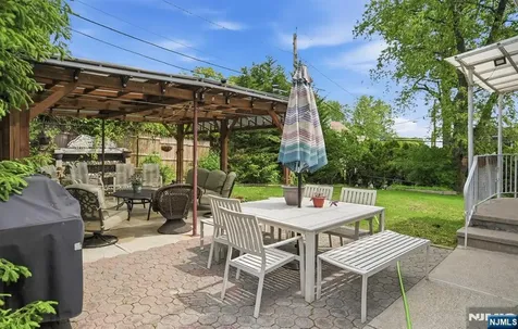 31 Knoble Place Hawthorne NJ 07506