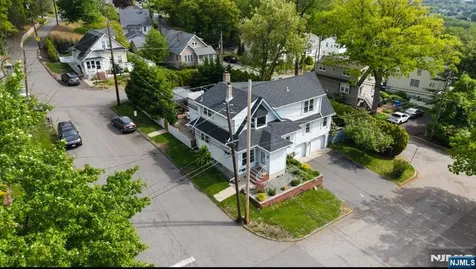 31 Knoble Place Hawthorne NJ 07506
