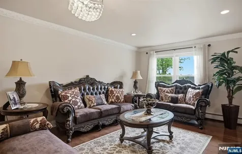 31 Knoble Place Hawthorne NJ 07506