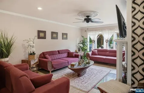 31 Knoble Place Hawthorne NJ 07506