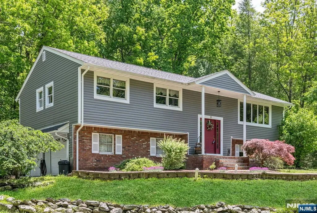 19 Rabbit Run West Milford NJ 07435